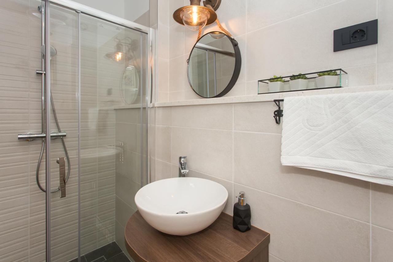 Amaizing Apartment Near Airport Kastel Stafilic Екстер'єр фото